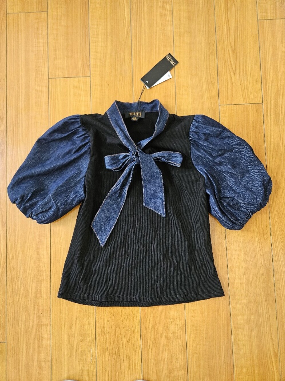 BRAND NEW w/TAGS TRUTH Top w/Blue Denim Puff Sleeves and Tie Neck Size L